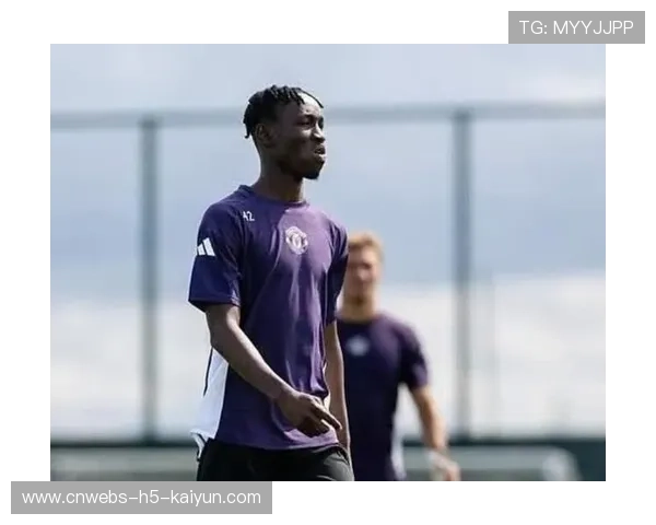 曼联青训营：小将学做短传渗透与一脚直塞