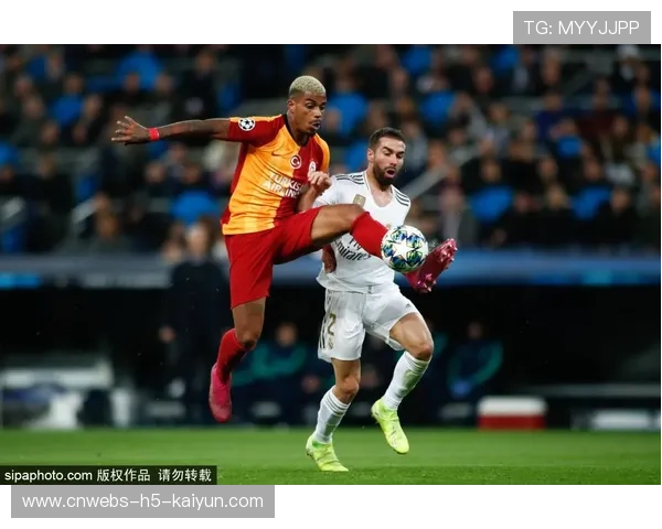 加拉塔萨雷女足杨莉娜脚下加速,过人后传中制造混乱 加拉塔萨雷女足杨莉娜脚下加速,过人后传中制造混乱